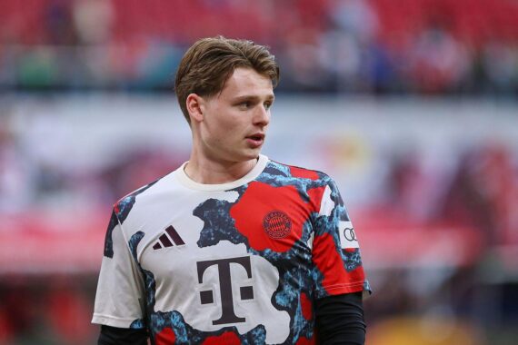 Ein jubelnder FC Bayern München nach dem Sieg, im Hintergrund jubelnde Fans und jubelnde Spieler.