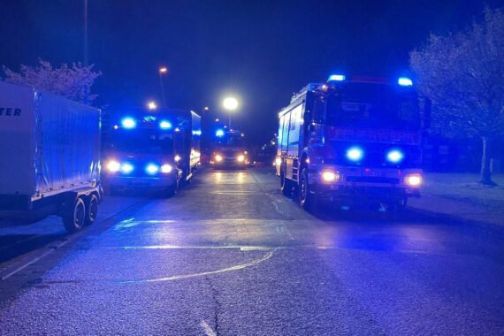 Feuerwehr bei Einsatz, chemische Reaktion und Alarmstufen im Gewerbegebiet, Sicherheitsüberprüfung erfolgt.