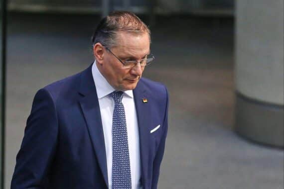 Tino Chrupalla kritisiert Markus Frohnmaiers Aussagen zum Nahost-Konflikt und betont Friedensnotwendigkeit.