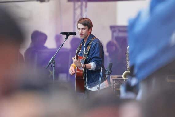 Clueso feiert mit "Deja Vu 1/2" Platz eins in den deutschen Album-Charts.