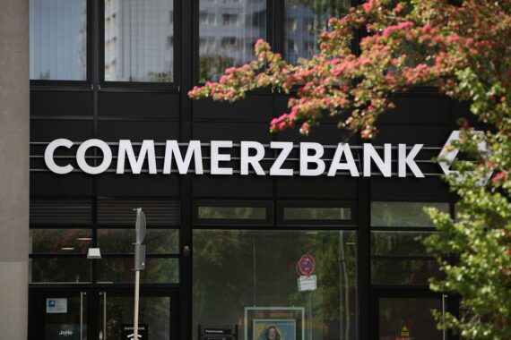 Commerzbank-Filiale mit SPD-Logo, symbolisiert Widerstand gegen Unicredit-Übernahmeversuch.