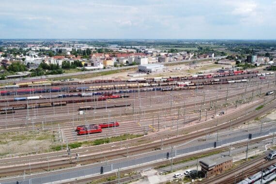 Zugbildungsanlage mit Güterzügen, symbolisiert Effizienz und Wandel im Gütertransport der DB Cargo.