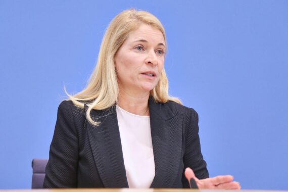 Evelyn Palla reflektiert über Sanierungsfehler der Deutschen Bahn und fordert Geduld von Passagieren.