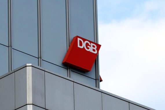 DGB-Logo mit Fokus auf Überstunden und Unzufriedenheit im öffentlichen Dienst.
