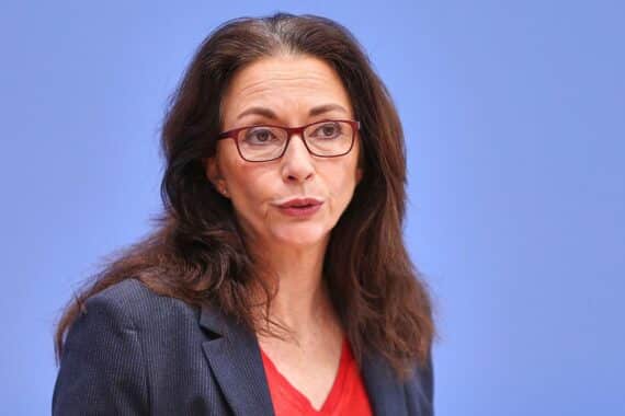 Yasmin Fahimi spricht über Sozialabbau, Arbeitsrecht und Herausforderungen für den Sozialstaat.