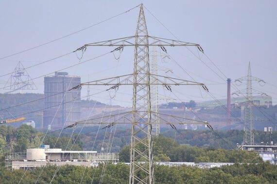 Industrie und Wirtschaft im Ruhrgebiet: Stromversorgung, Gewerkschaftsvertreter betonen Planungssicherheit und Unterstützung.