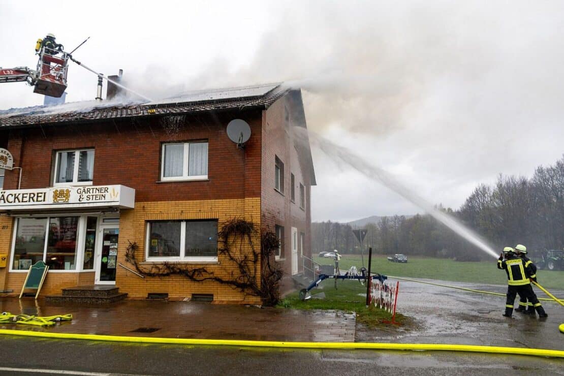 Dachstuhlbrand beschädigt Bäckerei in Porta Westfalica