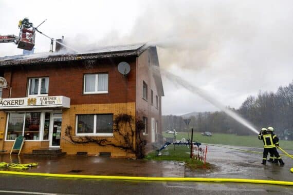 Dachstuhlbrand in Porta Westfalica, Feuerwehr im Einsatz, Gebäude mit Bäckerei und Wohnungen.
