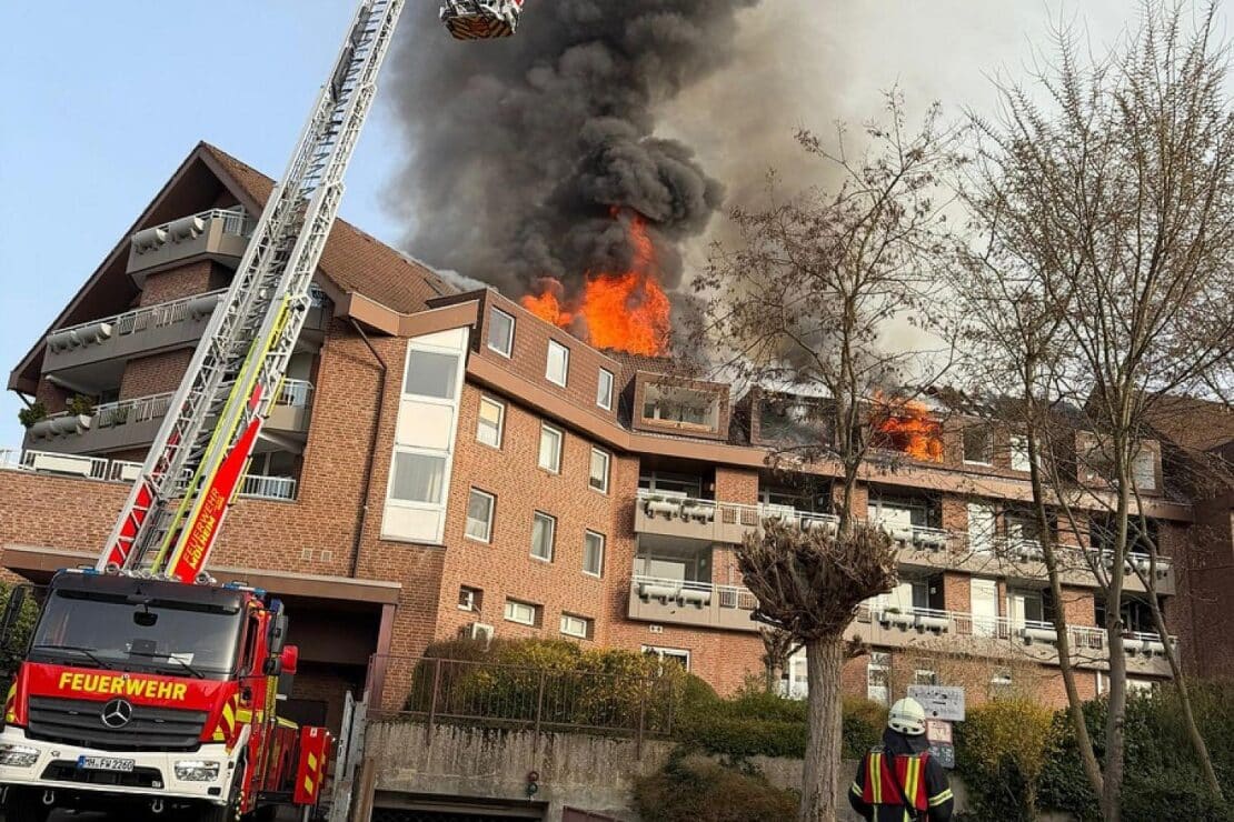 Dachstuhlbrand in Mülheim-Saarn macht 18 Wohnungen unbewohnbar