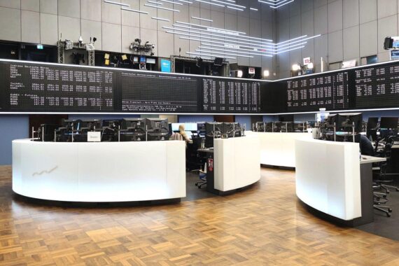 Frankfurter Börse mit fallendem Dax, Handelsaktivität, Anleger beobachten Marktveränderungen.