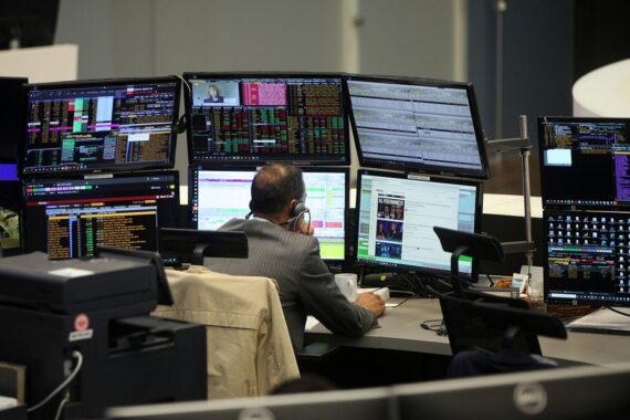 Frankfurter Börse: Dax-Verluste, volatile Marktbedingungen und steigende Ölpreise prägen den Handel.