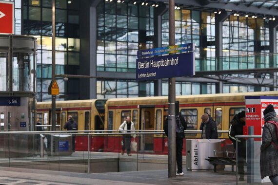 Berlin Hauptbahnhof mit Sicherheitskräften, Reinigungsmaßnahmen und Verbesserungen für Fahrgäste sichtbar.