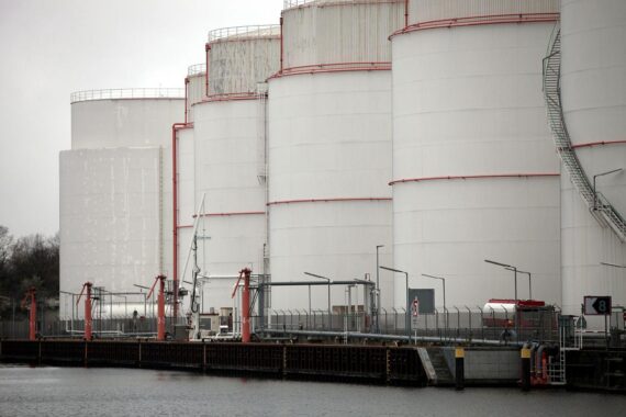 Tanklager mit Rohöl, symbolisiert die Abhängigkeit Deutschlands vom Nahen Osten für Energieversorgung.