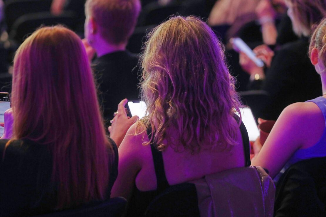 Deutsche verbringen immer mehr Zeit an ihren Smartphones