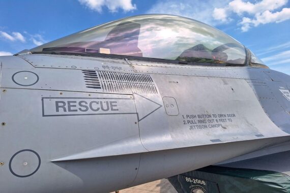 F-16 Kampfjet symbolisiert europäische Rüstungskooperation und Zukunft des FCAS-Projekts zwischen Deutschland und Frankreich.