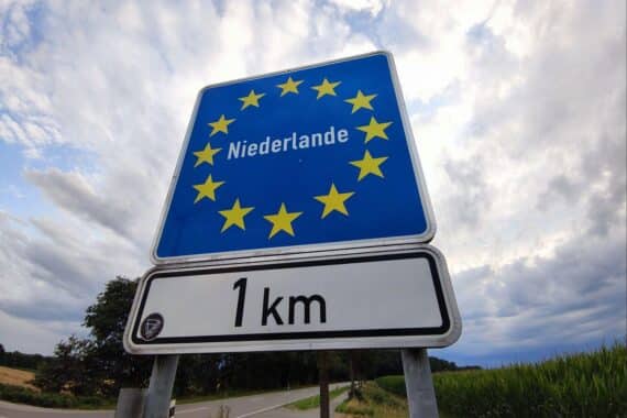 Grenzübergang zwischen Deutschland und den Niederlanden, symbolisiert Zusammenarbeit und Migrationspolitik.