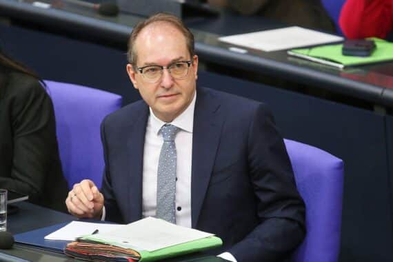 Alexander Dobrindt spricht über europäische Rückführungszentren für Asylbewerber außerhalb Europas.