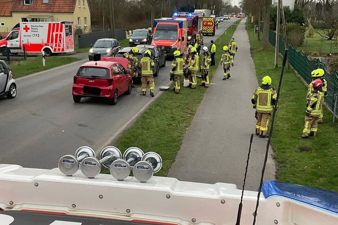 Drei Autos krachen auf B 57 bei Alpen zusammen