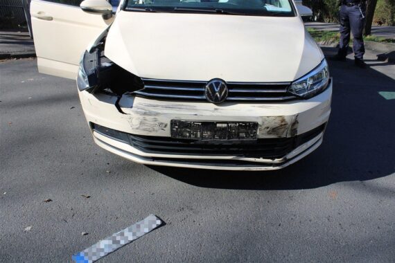 Verkehrsunfall mit drei leichten Verletzten, beschädigte Fahrzeuge in einer Kreuzung, Polizei vor Ort.
