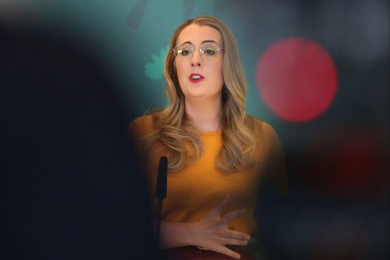 Katharina Dröge und Ines Schwerdtner im Streitgespräch über Außenpolitik und Koalitionsbedingungen.