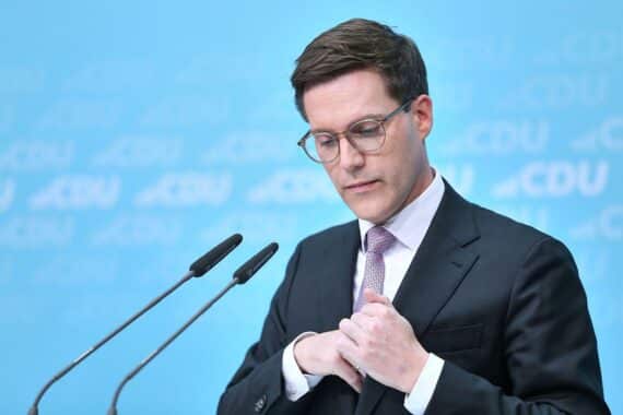 Katharina Dröge verteidigt Zoe Mayer in Berlin gegen Kritik zu Manuel Hagels Videos.