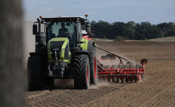 Bauer mit Traktor auf Feld, Düngemittelkrise und steigende Lebensmittelpreise thematisiert.