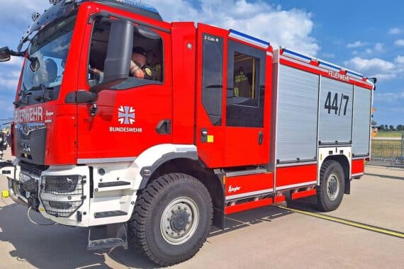Feuerwehr bei Sirenenmodernisierung in Düsseldorf, Investition für mehr Sicherheit und Schutz.
