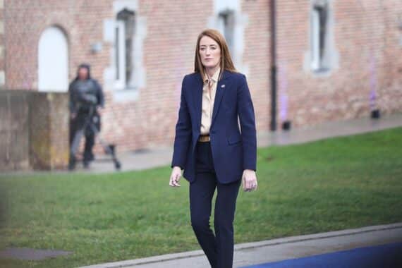 Roberta Metsola spricht über die EU-US-Beziehungen und betont europäische Selbstbewusstheit.