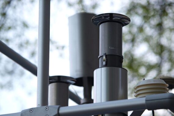 Luft-Messstation in Berlin, Symbol für Deutschlands Emissionen und Klimaschutzmaßnahmen, 2025.