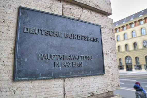 Digitale Euro-Münzen, Bundesbank-Gebäude, europäische Symbole, finanzielle Resilienz, digitales Zahlungsmittel, Zukunftsvision.