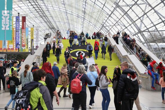 Bunte Menschenmengen und Buchstände, Lesungen und kreative Veranstaltungen auf der Leipziger Buchmesse 2026.