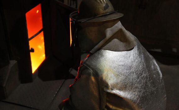 Stahlproduktion in Fabrik, Symbol für sinkende Erzeugerpreise und wirtschaftliche Trends in Deutschland.