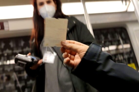 Fahrausweisprüfer kontrollieren Passagier in S-Bahn, während Polizei eingreift. Verletzter Prüfer sichtbar.