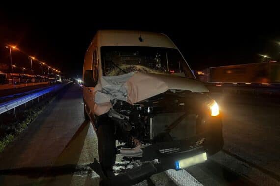 Kleintransporter auf Autobahn kollidiert mit Sattelzug nach Fahrer schläft am Steuer ein.