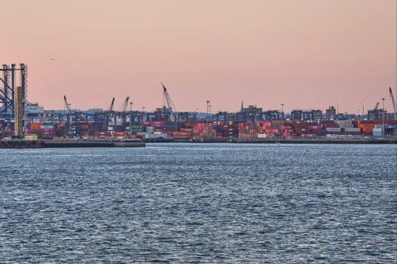 Industrieanlagen symbolisieren die Auswirkungen des Iran-Kriegs auf Deutschlands Wirtschaft und Lieferketten.