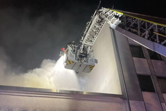 Feuerwehr Dortmund löscht Brand im Einzelhandelsgeschäft mit Drehleiter, evakuiert Nachbarn.