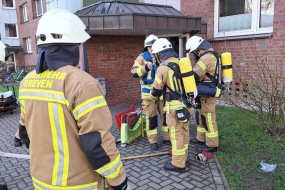 Feuerwehr bekämpft Zimmerbrände, verhindert Brandausbreitung in Kindergarten und Wohngebäude.