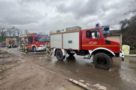 Tanklöschfahrzeug der Feuerwehr Weinheim transportiert Löschwasser zur Brandstelle auf Recyclinghof.