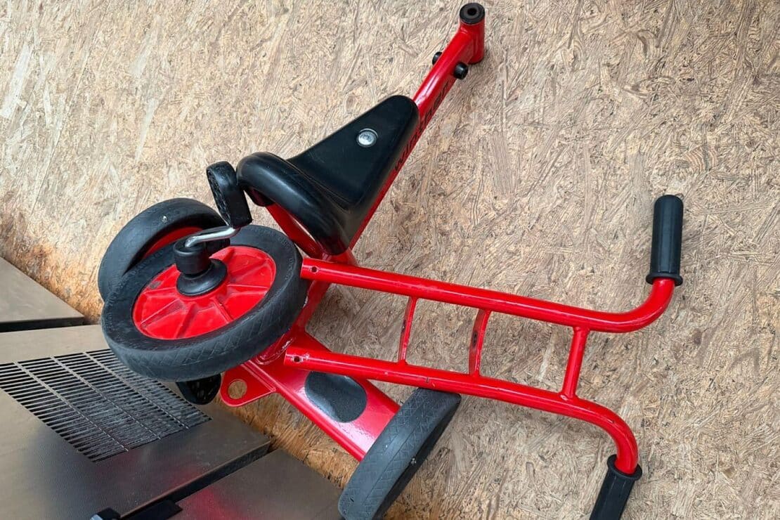 Feuerwehr befreit Kind aus Dreirad in Bröckel