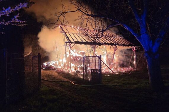 Scheune brennt, Feuerwehr im Einsatz, Schutz der Umgebung, kein weiterer Schaden, keine Verletzten.