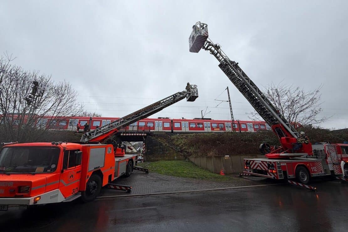 Feuerwehr evakuiert Fahrgäste aus liegengebliebener S-Bahn in Essen-Kettwig