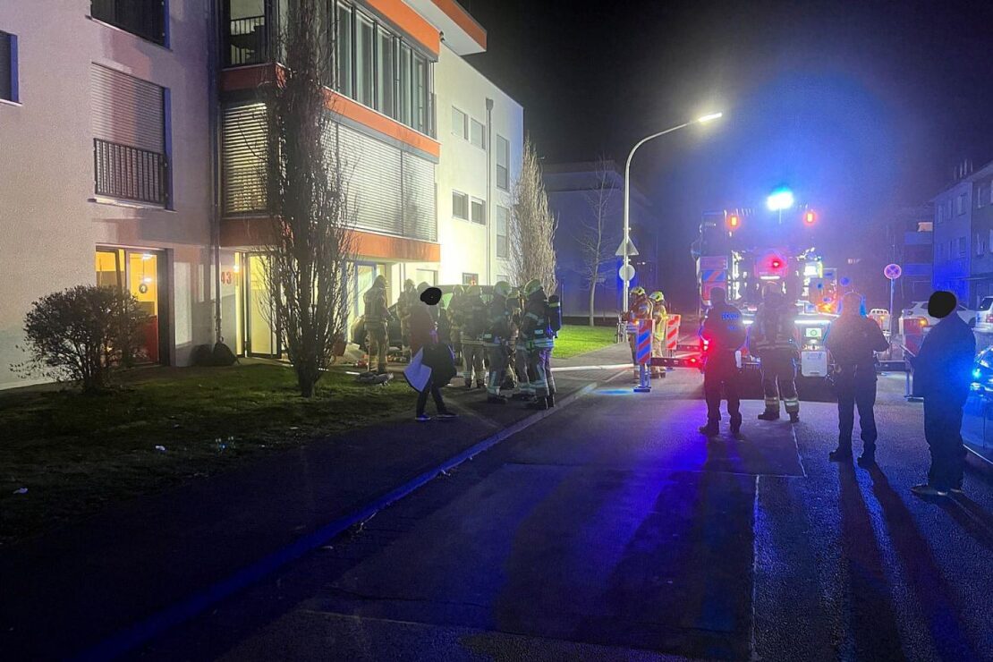 Feuerwehr löscht Entstehungsbrand in Paderborner Wohnheim