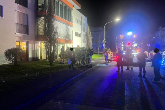 Feuerwehr löscht Brand in Wohnheim für Menschen mit Behinderung, alle Bewohner unverletzt.