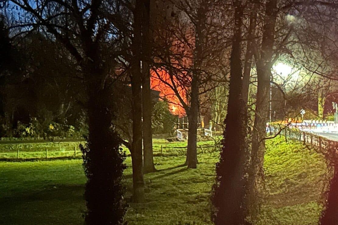 Feuerwehr löscht Garagenbrand in Kalkar und verhindert Übergreifen auf Wohnhaus