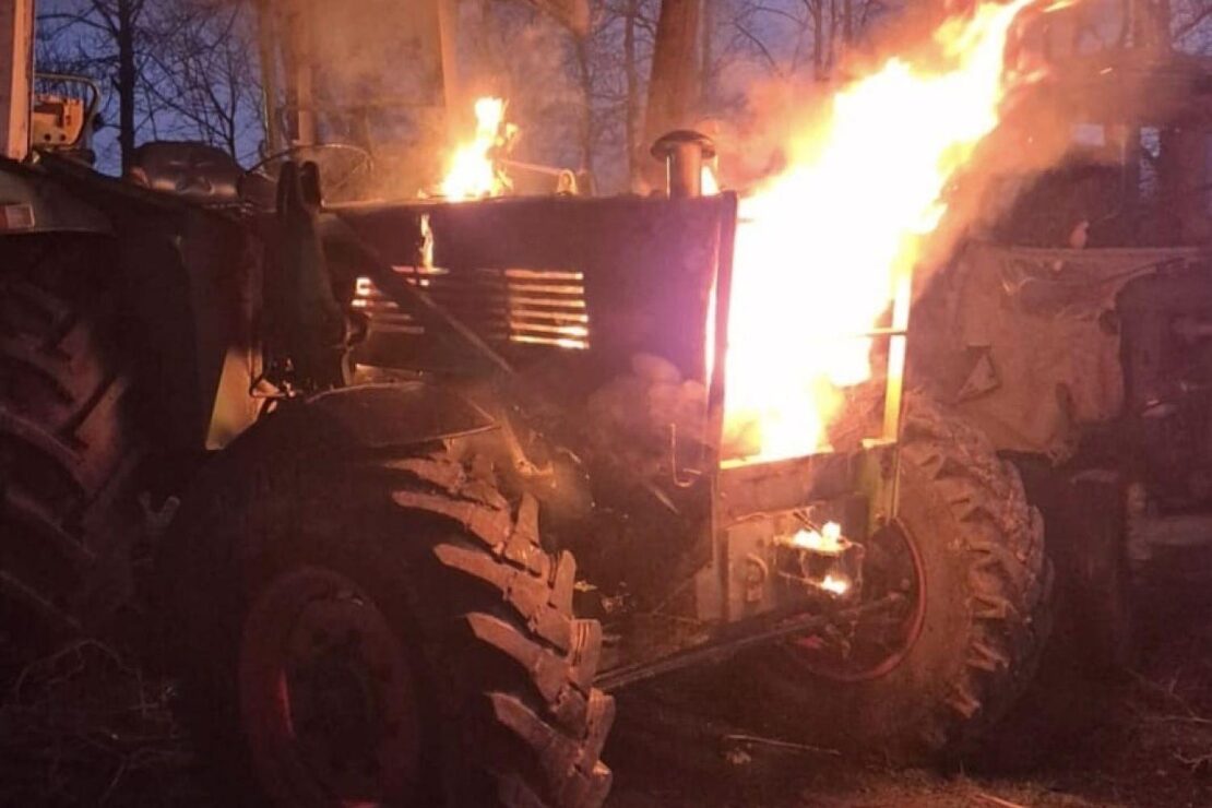 Feuerwehr löscht brennenden Traktor in Achternmeer