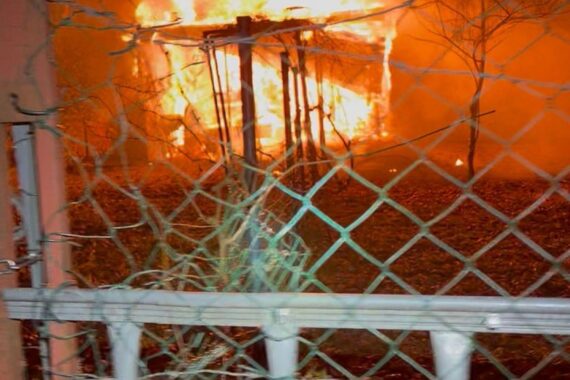 Brennende Gartenlaube in Remscheid, Feuerwehr im Einsatz, Rauch und Flammen sichtbar.