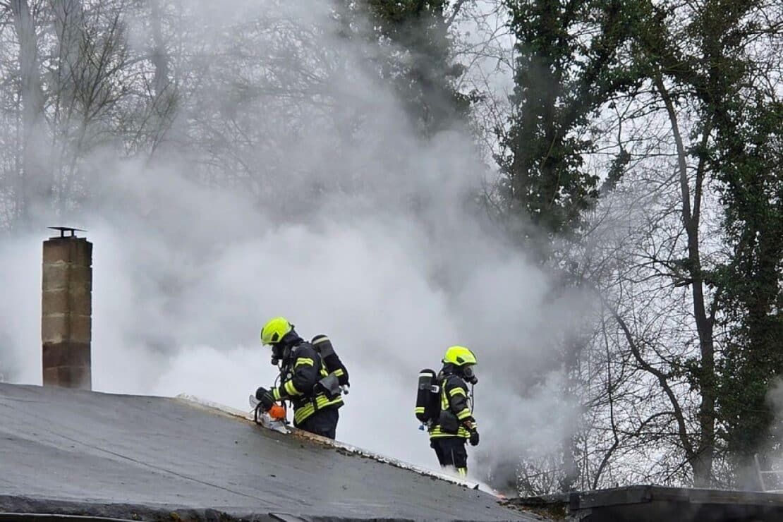 Feuerwehr löscht versteckten Brand in Vereinsheim in Datteln