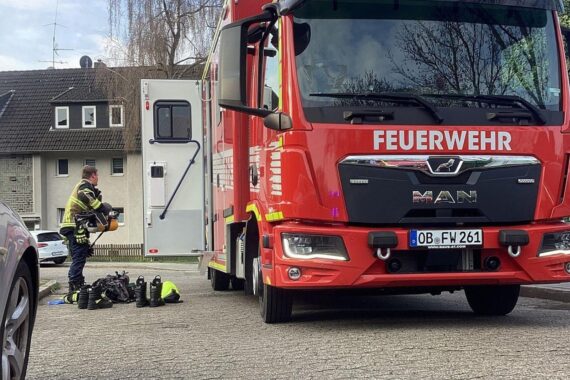 Feuerwehr löscht Brand, rettet Katzen aus Dachgeschosswohnung in Oberhausen.
