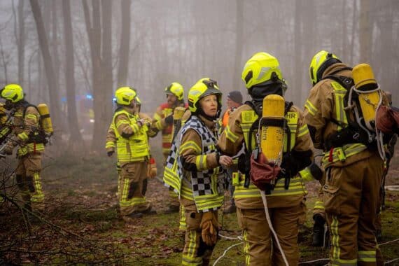 Feuerwehrübung in Wildeshausen: Menschenrettung unter schwierigen Bedingungen und Nullsicht. соmmitment.