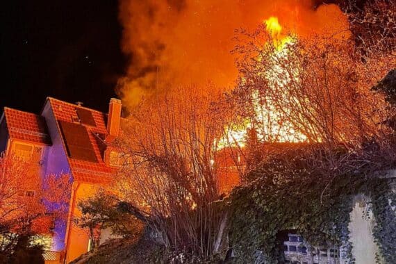 Löschtrupp der Feuerwehr bekämpft Brand einer Gartenhütte in Stuttgart, dramatische Einsatzszene.